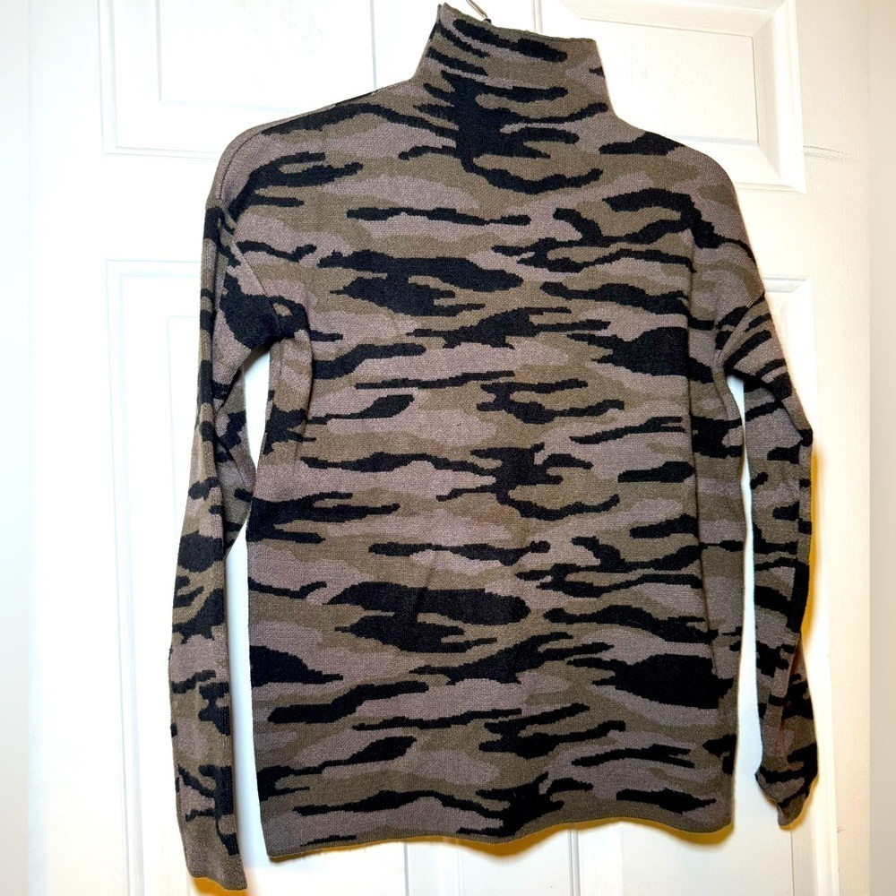 Tahari Woman’s Gray & Black Camouflage Mock Turtleneck Sweater XS Soft